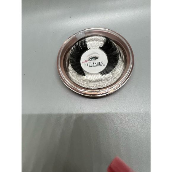 *HOST PICK!!* Full Volume Custom Handmade Lash Extensions (Strip) - Picture 3 of 4